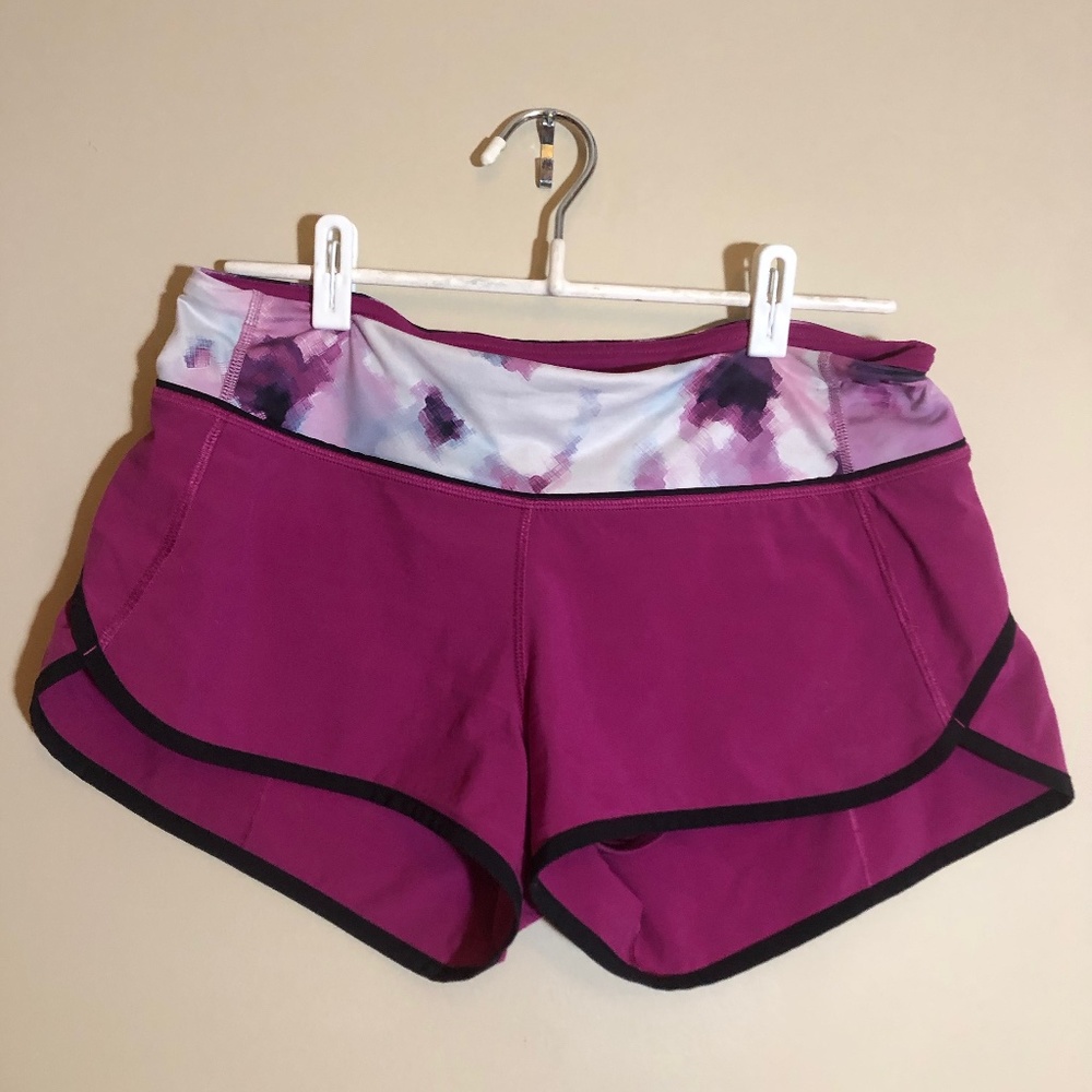 Lululemon "speed up" 2.5" inseam w/patterned waist